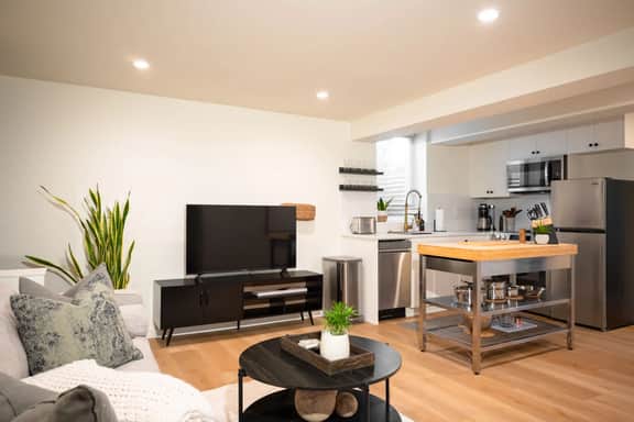 Payne St. Suite - Image 2