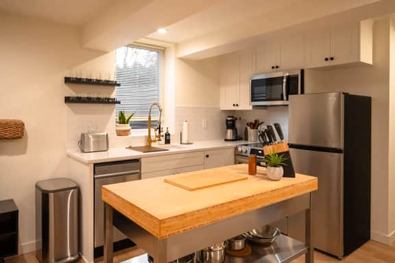 Payne St. Suite - Image 3