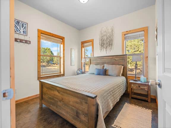 Holmes Rd. Cabin - Image 4